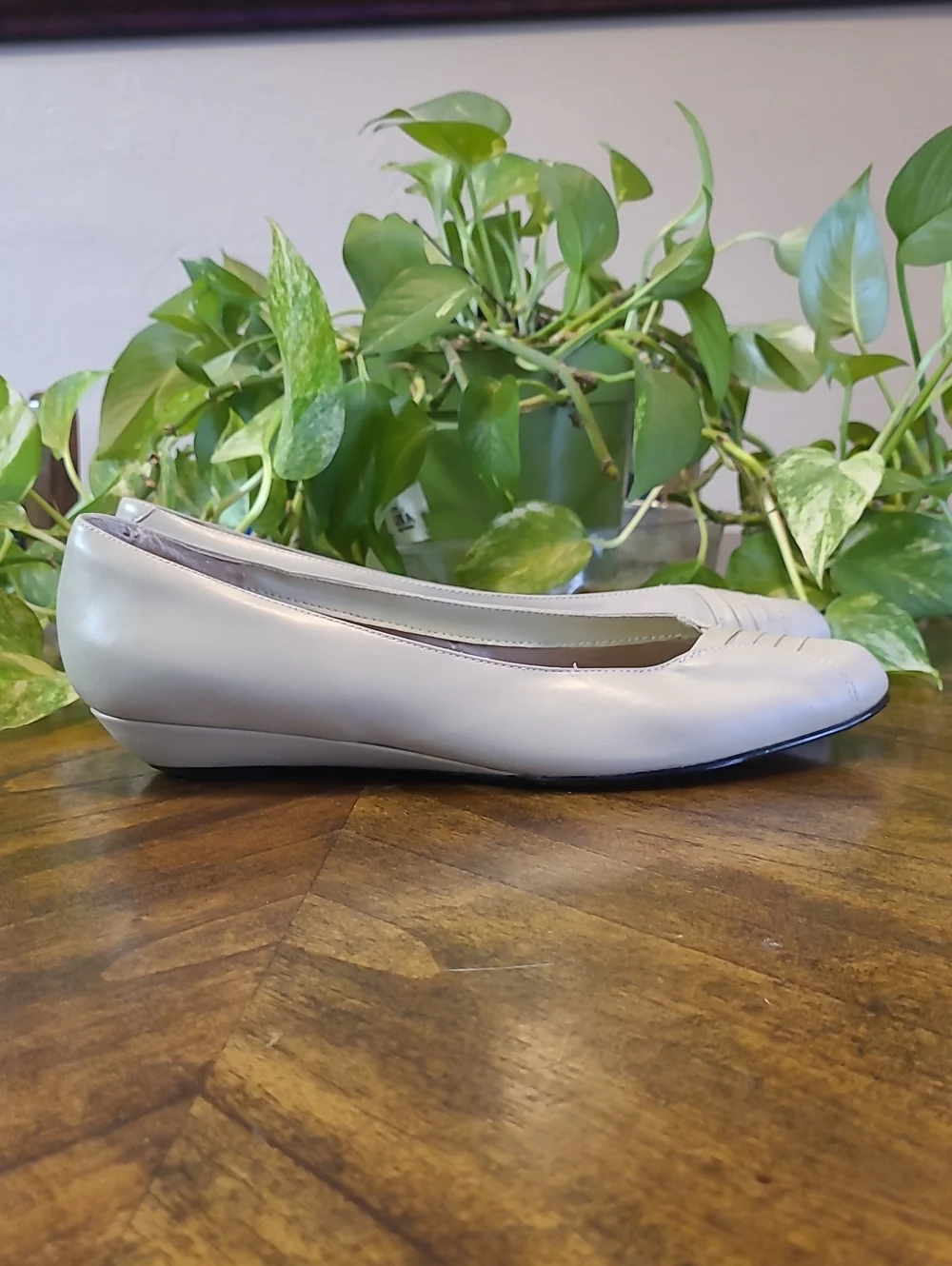 Vtg. Carriage Court Taupe Leather Women’s Low Heel Pumps